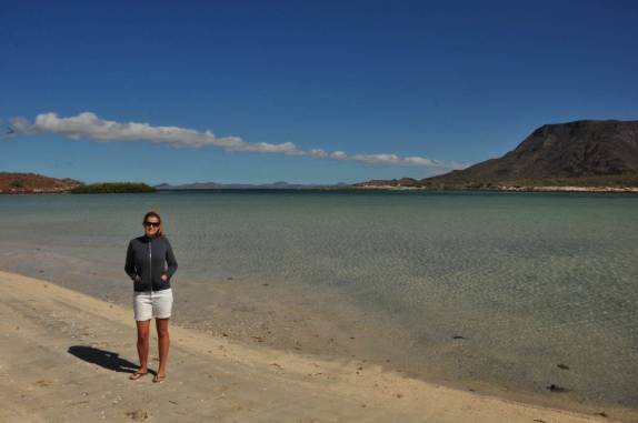Caminhando na belíssima praia Requesón, próxima à Mulegé, na Baja California - México
